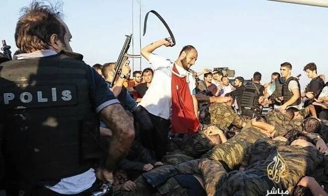 Τουρκία: Νέες εικόνες σοκ από το λιντσάρισμα στρατιωτών στη γέφυρα του Βοσπόρου τον Ιούλιο του 2016 – (βίντεο)
